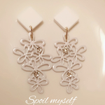 切り絵のようなflower白ピアス