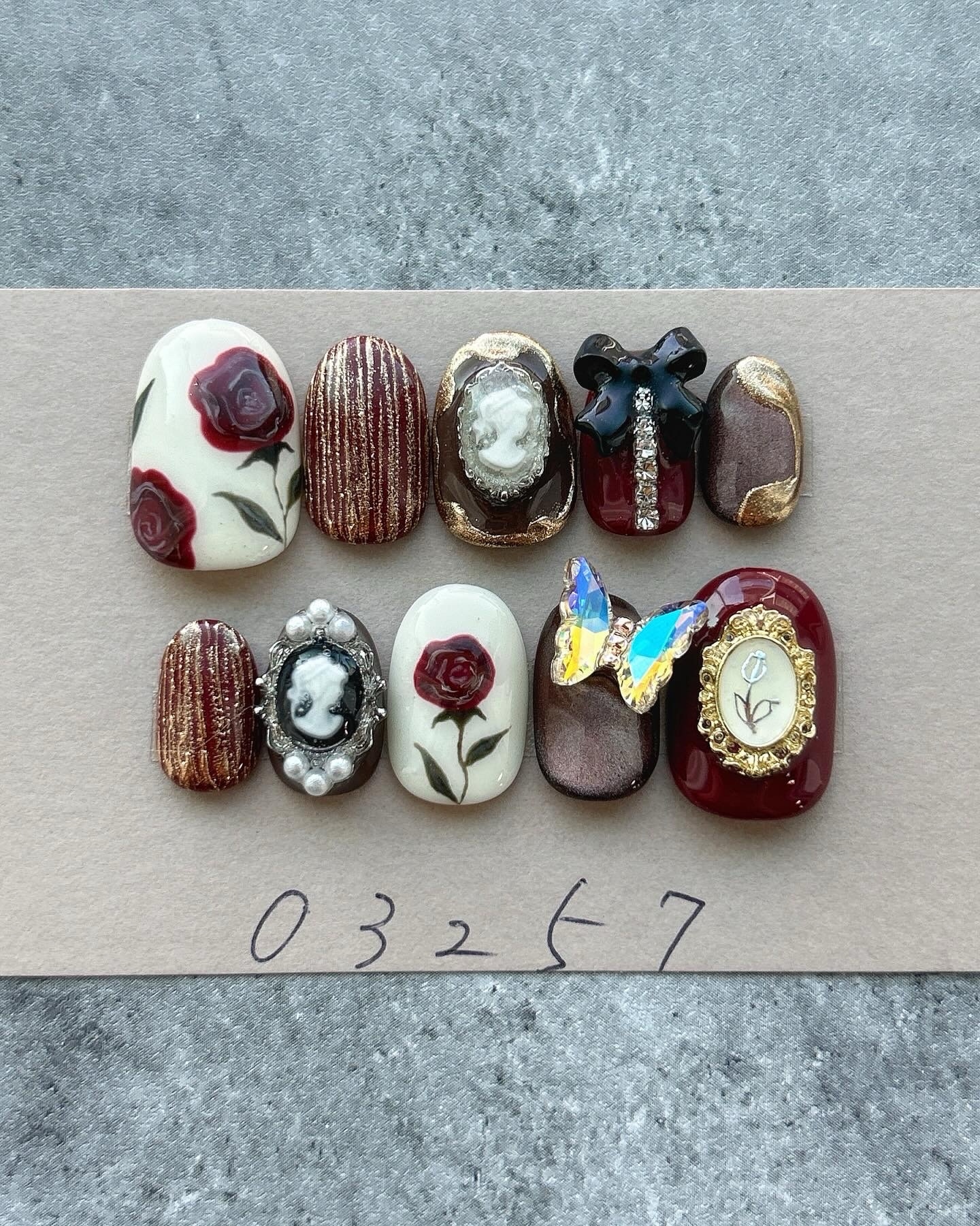 ネイルチップニュアンスアンティーク赤薔薇マグネット911 - R nail