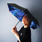 雨の中で差す星空 "星と銀河の宇宙柄" 晴雨兼用 折りたたみ傘・日傘（内側プリント・外側ブラック）