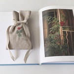 オールドローズの手刺繍　リネンのサシェ