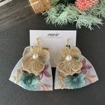 インド刺繍リボンとフラワーモチーフの大ぶりイヤリング（ターコイズ×ピンク）