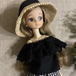 🉐定形外送料込み！　リカちゃんサイズ　黒のレースブラウスとおまけのチェックスカート