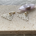 三角モチーフ【SWAROVSKI CRYSTALS】パール＆白色タティングレースのピアス