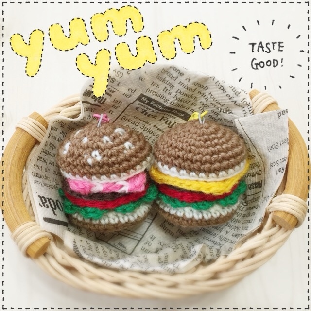 た*や様 ハンバーガーくんの編みぐるみ♡キーホルダー ⏰ . ハンバーガーくん編んでみました🍔🍟 『たべたくなった