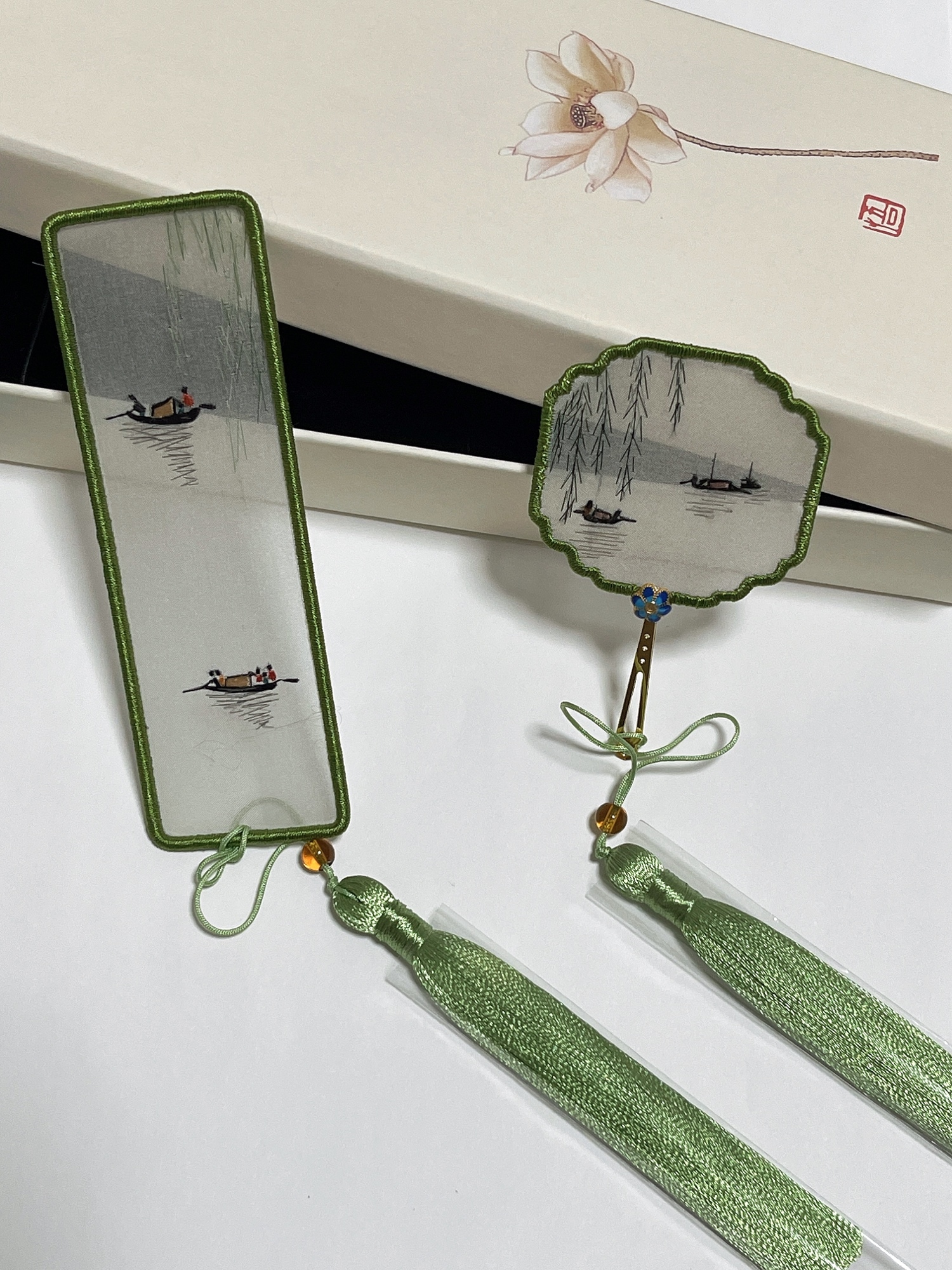 ?両面刺しゅうしおり。