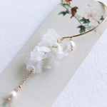 純白のイヤーフック 薔薇の花びら　季節の花　片耳用　
