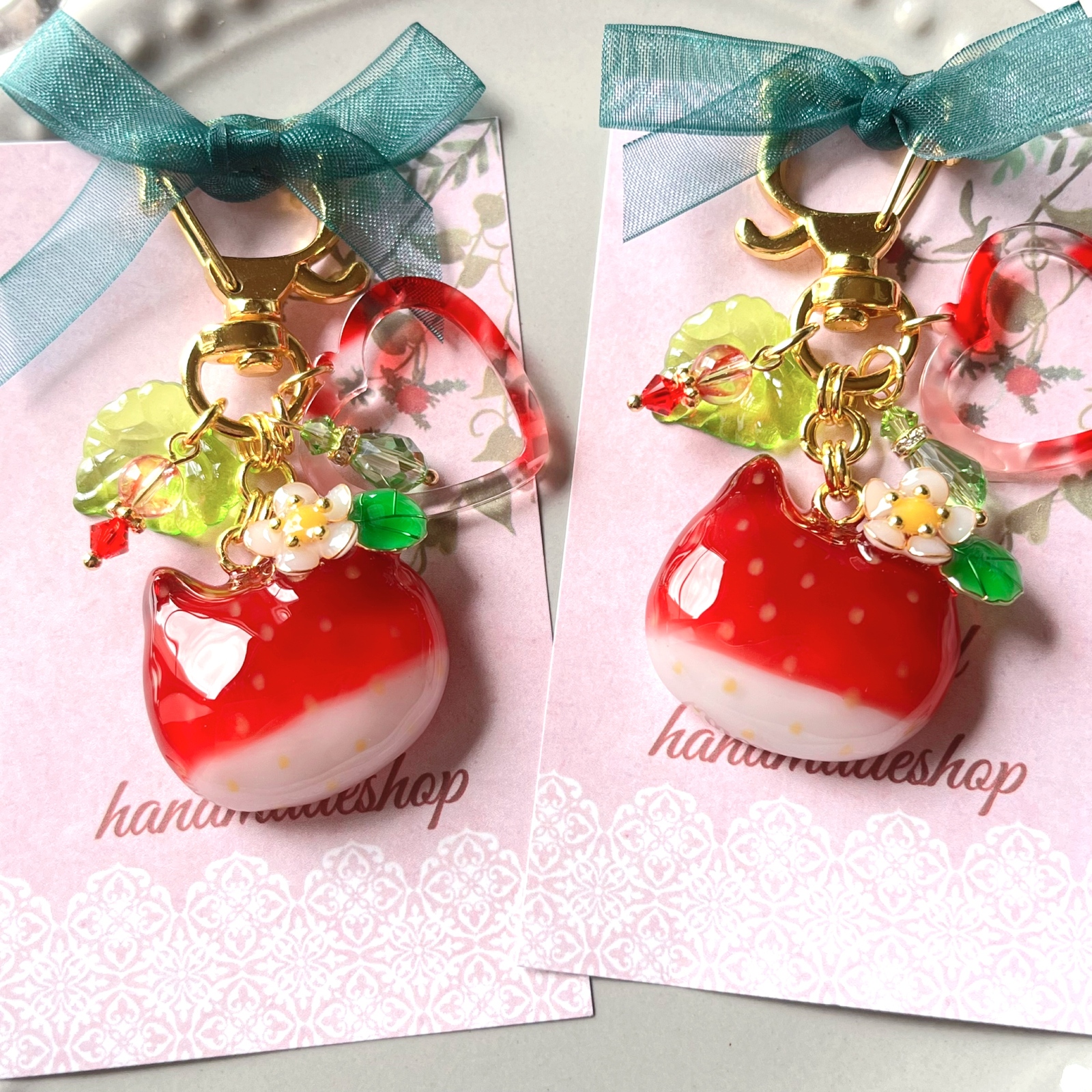 受注制作]ねこ型 苺のキーホルダー レジン 猫 いちご フェイクスイーツ