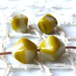 ピラミダ　グレーしっとり辛子　チェコビーズ4個