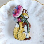刺繍ブローチ　キツネと雫付きのお花(ピンク)