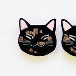 完成品一点物【おねむねこブローチ】ノーマルサビ猫Aちゃん（フェルト・刺繍・着せ替え人形）