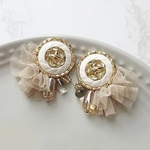 ボタンとくしゅくしゅピアスorイヤリング⋆* 一点物 金属アレルギー対応 ビーズ刺繍 アクセサリー