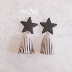 no.266 マットスター フリンジ タッセル グレー ピアス、イヤリング