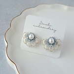 花びらの刺繍ピアス/イヤリング　〖水色〗
