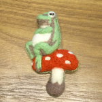 羊毛フェルトブローチ キノコガエル