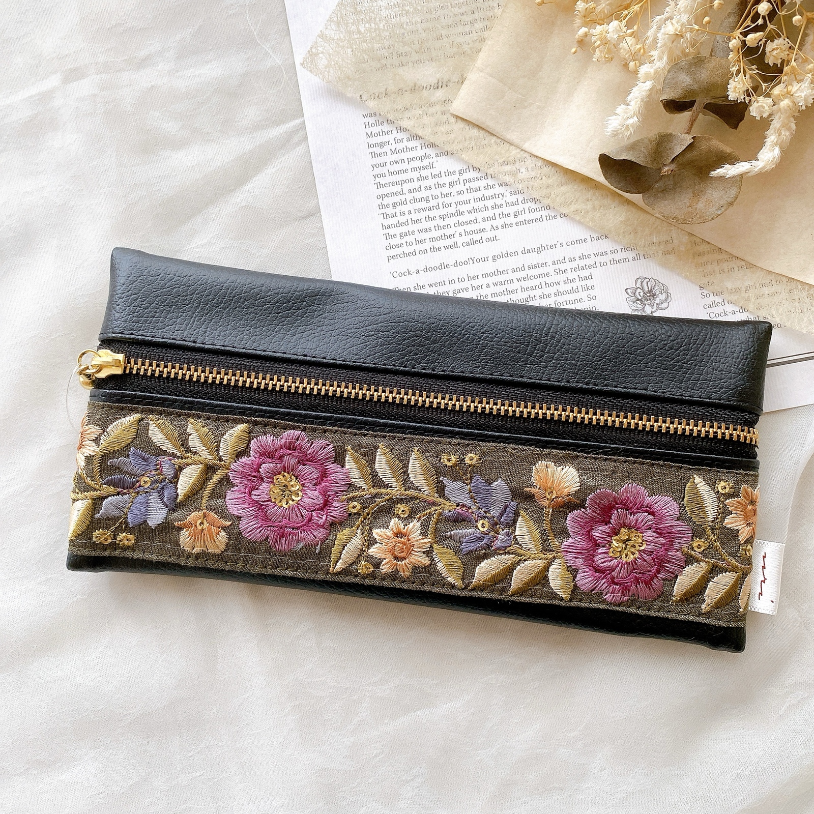 クォーツ　no.384 no.383 牛革ペンケース　インド刺繍リボン 24a0523a23cacf44909035d186b824