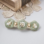 お花のビーズ刺繍バレッタ（ペールグリーン×アイボリー）