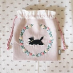 R4刺繍 リネン巾着　にゃん子　グレイッシュピンク