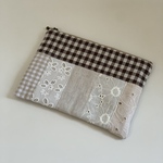 パッチワークポーチ＊ナチュラル　レース　チェック リネン　刺繍　マルチポーチ　通帳ケース　お薬手帳ポーチ　母子手帳ケース