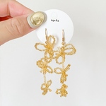 ゴールドの花が揺れる大ぶりロングピアス