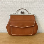 ぺこっと押したらぱかっと開くネコちゃん口金！外ポッケが付いた、お部屋が3つの親子がまぐち本革ミニ財布
