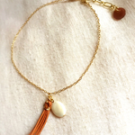 レザータッセルとマザーオブパールのアンクレット gold