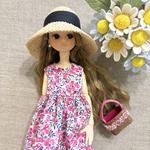 リカちゃんサイズ　濃いピンク🩷の小花柄リバティプリントのワンピース