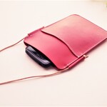 【アウトレット】～スリムでお洒落～　✻　ポケットつき スマホポシェット　✻ 牛革 ✻　赤ワイン色　✻　スマホショルダー　