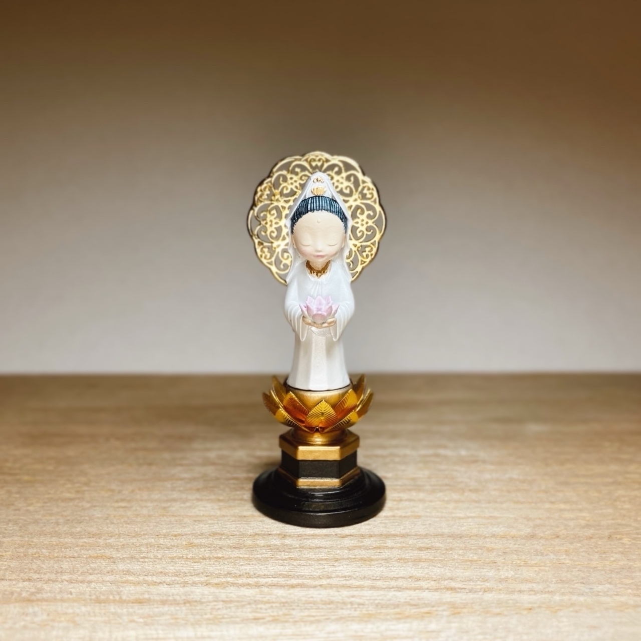 最高品質 天然水晶 観音菩薩像 手彫り 虹入り 高さ24cm 木製台座付