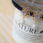 ＊スワロフスキー付のお花とコットン風パールの樹脂ノンホールピアス＊