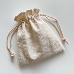 ✨ 大人の巾着袋　巾着ポーチ 　ツイストコード ＊ 可愛い小花の刺繍レース　生成り　