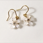 送料無料 白いお花の可愛いピアス♪