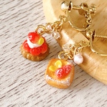 たっぷりいちごのタルトとサクッとデニッシュのミニチュアイヤリング／ピアス〈フェイクスイーツ〉