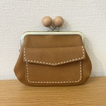 【期間限定20%OFFセール】ぱかっと開くとお部屋が3つの親子がまぐち♪外ポッケが付いた木玉口金の四角い本革ミニ財布（キャラメル色レザー）