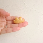 本掲載作品 クリームパンのパンブローチまたはマグネット
