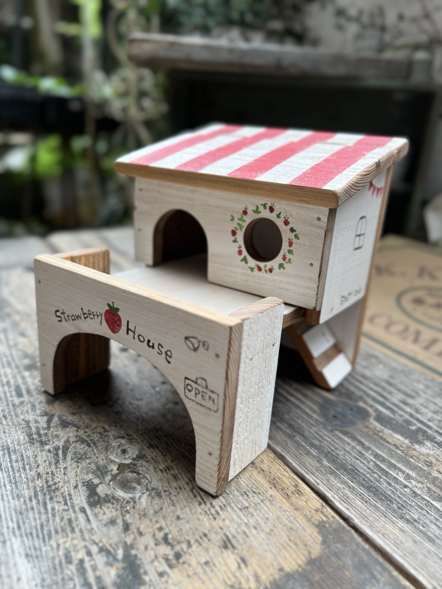 小動物 隠れ家 ハウス ハンドメイド ハムスターハウス 2階建て いちごカフェ｜木製 隠れ家 小動物用 ハウス