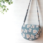 丸型ショルダー（背面ファスナーポケット付き）　プルメリア柄