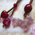 ◇1893再販『naodan0331様 ご売約品』🍓ストロベリークォーツのコーギー　オルゴナイトのロングペンダント・小さ目中サイズ🐕 ※スエード革紐タイプ・約82㎝【金属アレルギー対応デザイン】