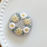 刺繍くるみボタン（ヘアゴム/ブローチ）