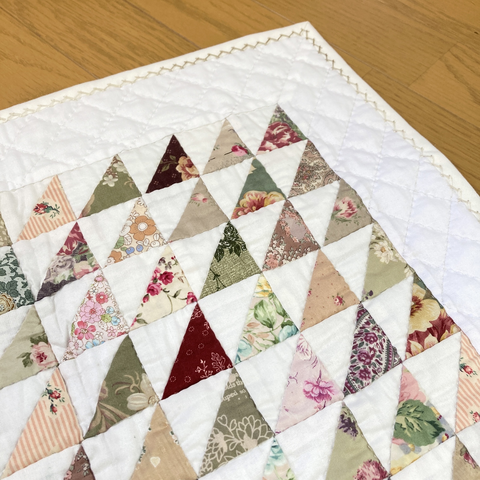 166 三角つなぎのパッチワークタペストリー パッチワークキルト