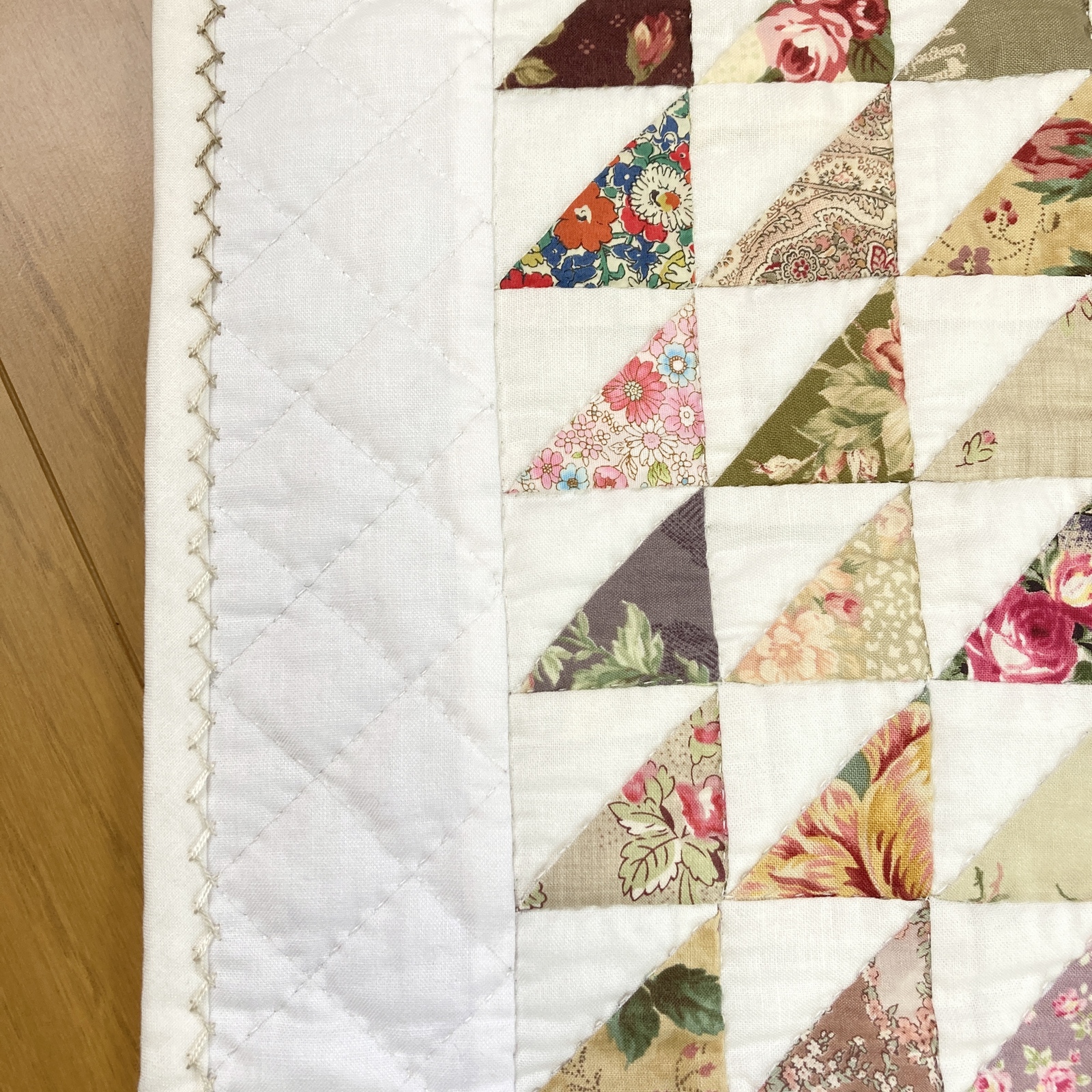 166 三角つなぎのパッチワークタペストリー パッチワークキルト