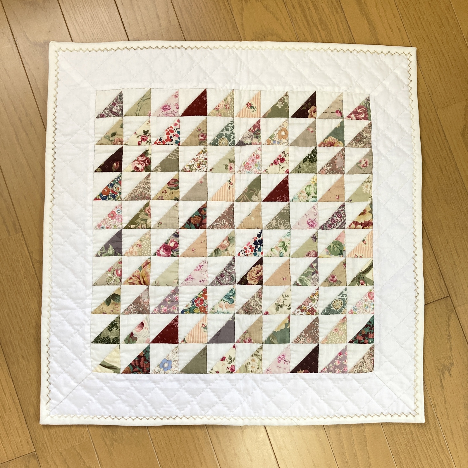166 三角つなぎのパッチワークタペストリー パッチワークキルト