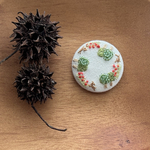 刺繍》 公園へお散歩（ブラウン犬×赤いお花）ヘアゴム／ブローチ