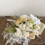 マーガレットとバラのスワッグ（英字新聞を添えて）