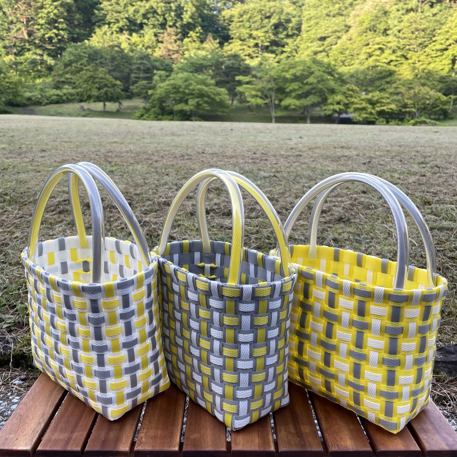 ブラック×ホワイト 幾何学模様 かごバッグ フタ付き 受注制作～プラかごバッグ☆お買い物カゴ ブラックxホワイト