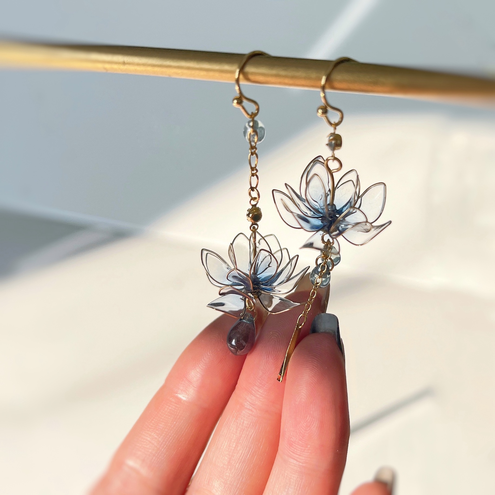 台湾レンギョウと涼しげな金魚ディップアートアシンメトリー　ピアスor イヤリング 台湾レンギョウと涼しげな金魚ディップアートアシンメトリー