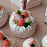 ミニチュア　淡雪苺ネイキッドケーキ