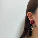  【紙で作る】 一輪風 赤バラ ロサクォーツ  イヤリング ・ピアス ゆらゆら揺れる ひねりチャーム付き