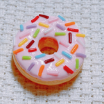   【NEW】カラースプレーイチゴドーナツ🍩🍓マグネット