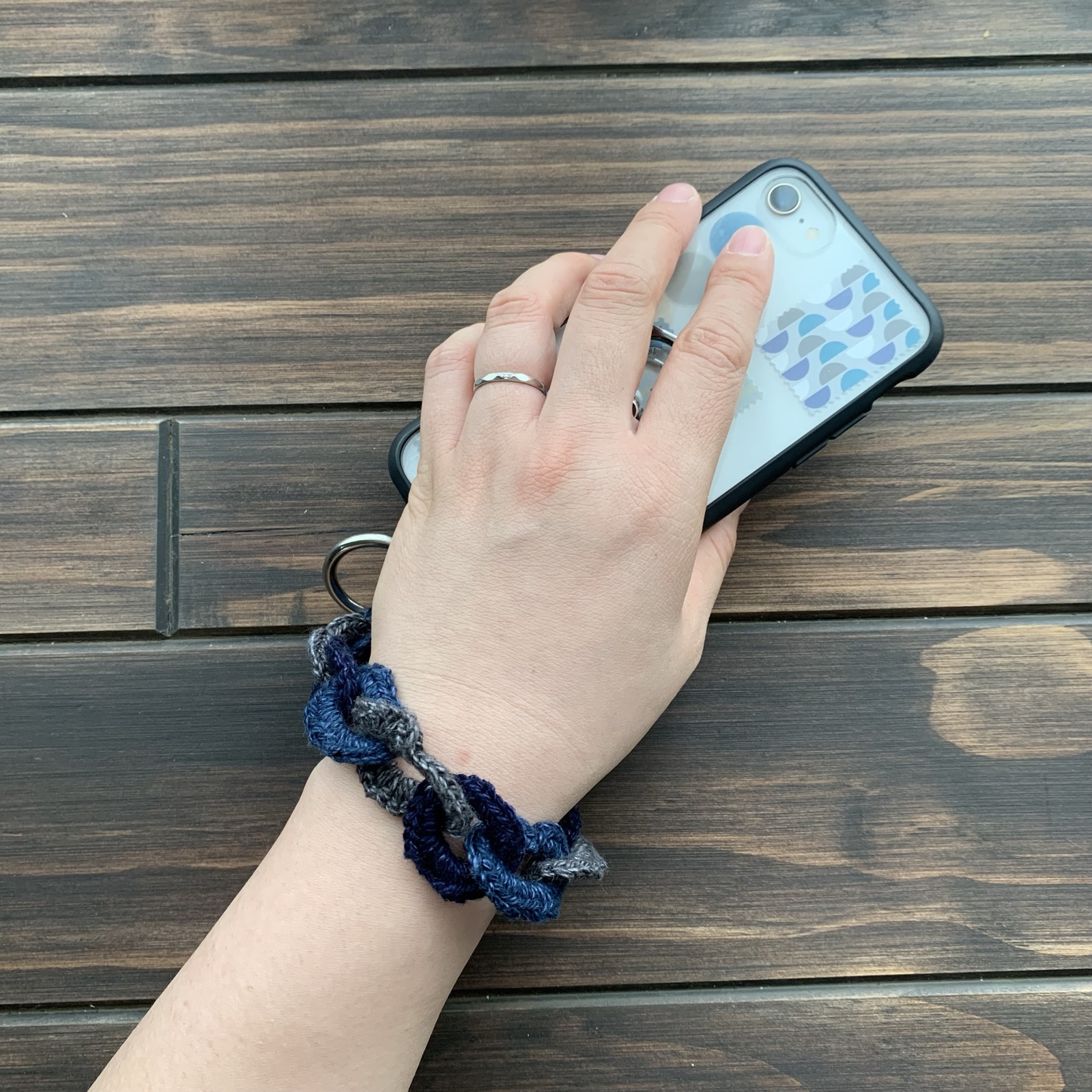 デニムショルダー編み込みストラップ付き かぎ針編み〉デニムヤーンのチェーン風スマホハンドストラップ
