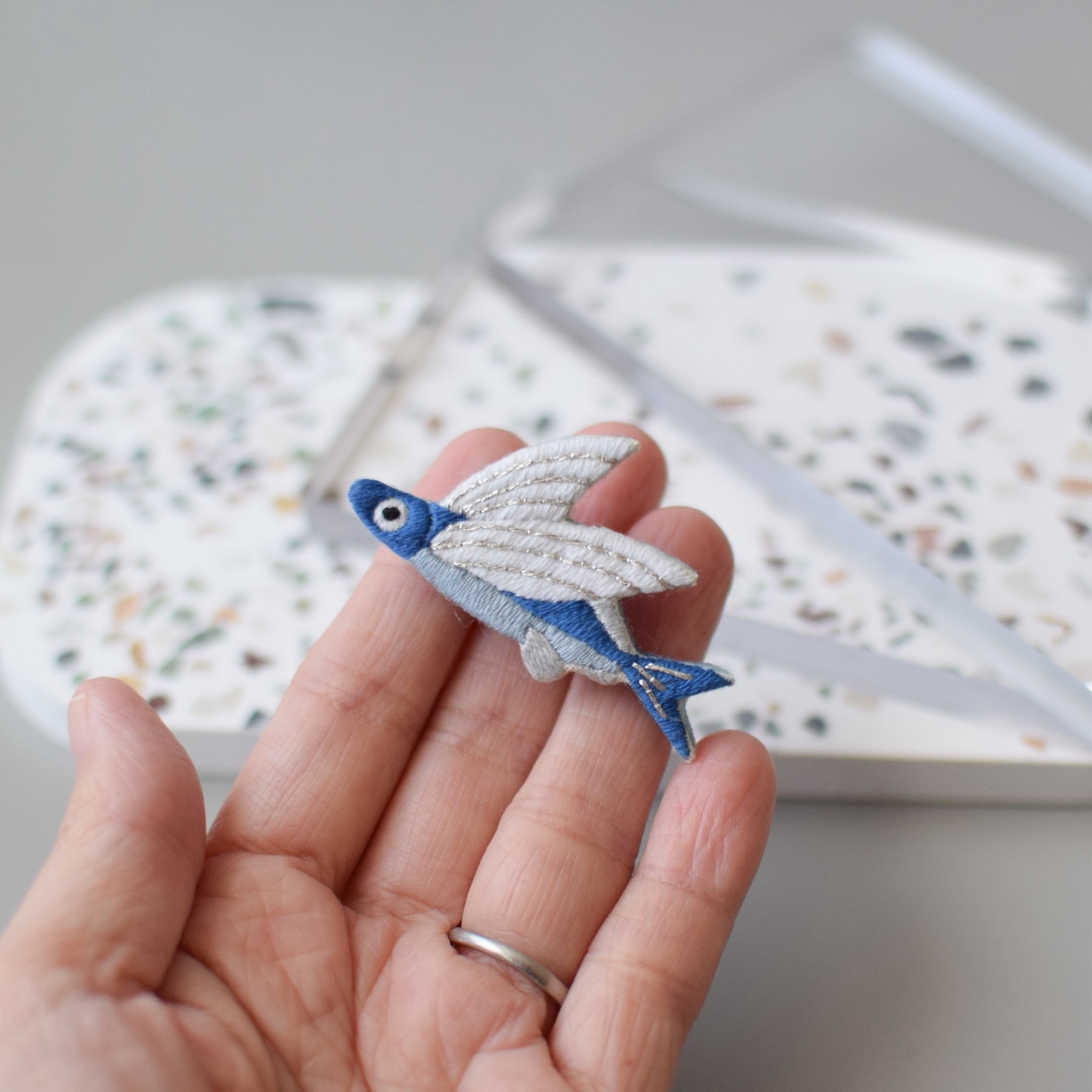 ★パリ発★【MACON&LESQUOY】手刺繍ブローチ≪トビウオ≫ ☆パリ発☆【MACON&LESQUOY】手刺繍ブローチ≪トビウオ≫ (MACON